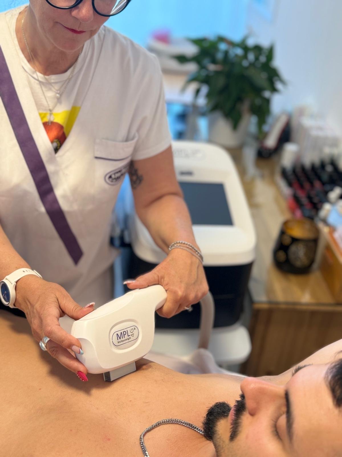 Andrea Schoch entfernt mit dem MPL4-Handstück dauerhaft Körperhaare während einer Behandlung